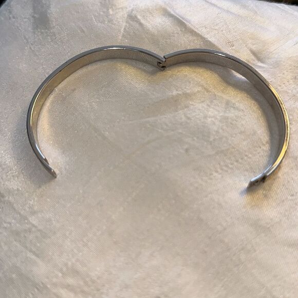 Vintage silver tone etched hinged bangle bracelet - Picture 5 of 5